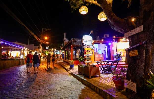 Rua do Mucugê em Arraial D’Ajuda: Gastronomia, Compras e Entretenimento